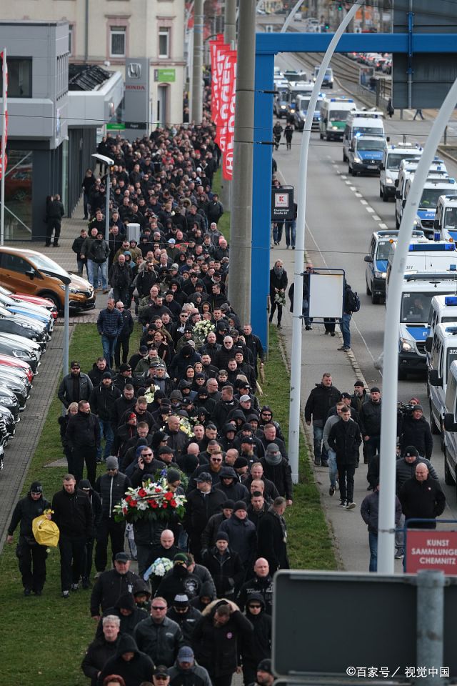 德国新纳粹分子街头举行葬礼,警察高度戒备,全程跟踪如拍大片
